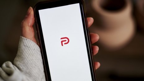 Apple ще допусне отново Parler до своя App Store