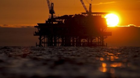 Година след срива до отрицателни нива петролът поскъпва до 64 долара за барел*