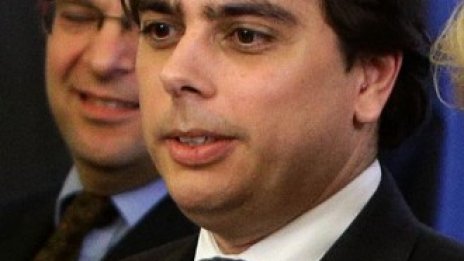 Икономическият министър представя екипа си до дни