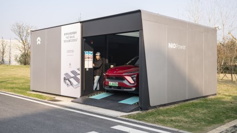 Nio ще изгради 1000 станции за смяна на електромобилни батерии в Китай през 2023 г.