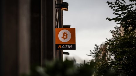 Цената на биткойна остава стабилна в началото на новата седмица