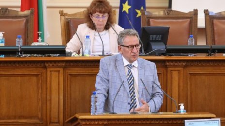 Здравният министър: Нови рестрикции може да има още през следващата седмица*