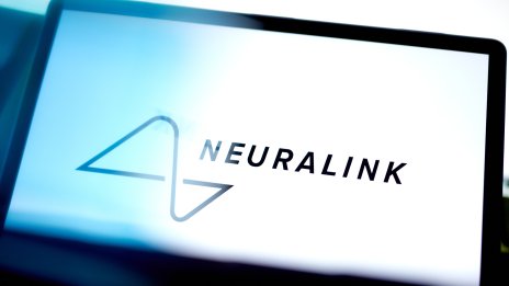 Neuralink разработва роботизирана ръка, управлявана от мозъчен имплант
