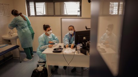 Недостигът на здравни работници води до агресивна битка за служители в цял свят