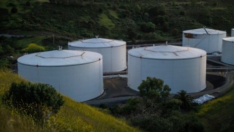 Петролът поевтинява на фона на рекордните запаси в САЩ и страха от Cоvid-19*