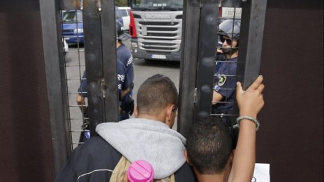 ЕК се опасява, че в Европа се издига нова "желязна завеса"