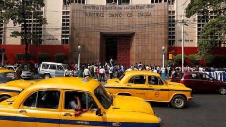 Индийската рупия се срина след решението лихвите в страната да не се променят