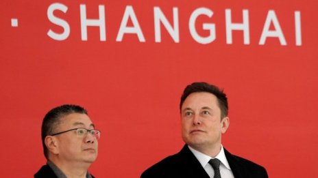 Tesla влага над 6 млрд. евро във фабриката си в Китай