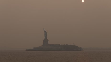 Димът от горските пожари обгръща Ню Йорк в червена мъгла