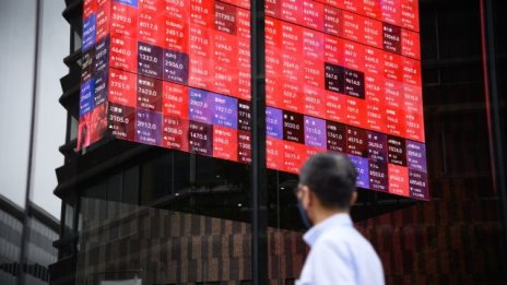 Ден след ликвидацията на Evergrande настроенията на азиатските борси остават мрачни