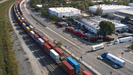 Икономиката на САЩ се свива за първи път от 2022 г. насам поради ръста при вноса