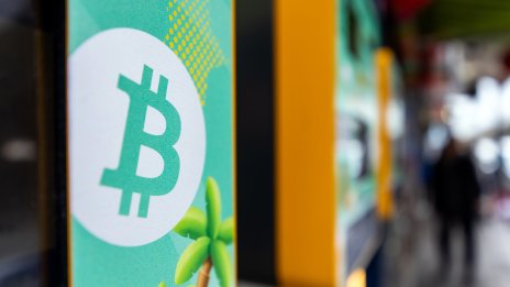 Биткойнът започва новата седмица по-стабилно, но пак е напът за тежък ноември