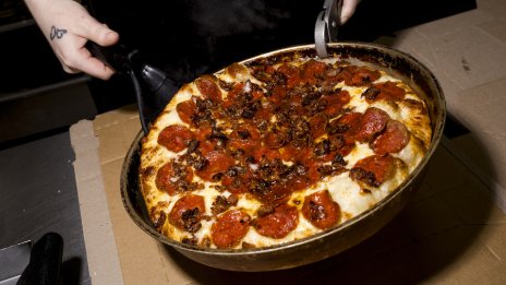 Domino's Pizza сви дивидента си и се бори с бърз спад на продажбите