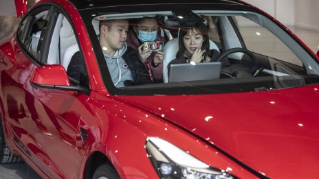 Tesla внедрява своята система за подпомагане на водача в Китай