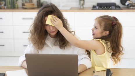 Какви са проблемите на майките на пазара на труда в България?