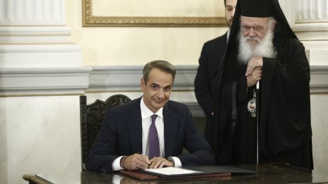 Мицотакис комфортно ще управлява сам в 8-партийния гръцки парламент
