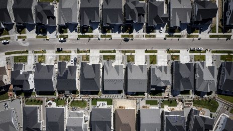 Фед вижда риск от рязък спад на високите цени на жилищата в САЩ