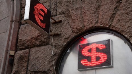 Доларът се готви за силно годишно поскъпване заради очакваното запазване на по-високите лихви