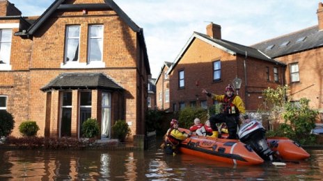 Бурите във Великобритания може да струват на застрахователите 1,5 млрд. лири