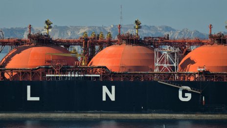 LNG танкер и френски контейнеровоз успяха да преминат през Ормузкия проток