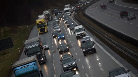 Продажбите на нови автомобили в ЕС спадат за трети пореден месец