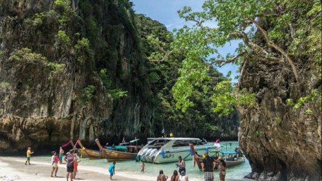 Тайланд може да изгуби до 200 хил. чужди туристи заради нападенията в страната