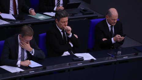 Какво крепи трипартийната коалиция, ръководена от Олаф Шолц?