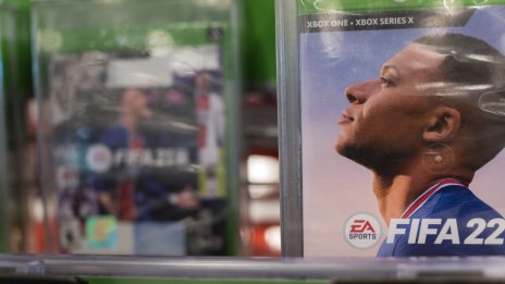 EA очаква по-слаби резервации заради силния долар и забавянето на гейминга