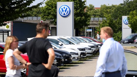 Слабите продажби на Volkswagen застрашават бизнеса на неговите дилъри в Германия