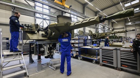 Пари има, но не и хора: Военната индустрия в Европа се сблъсква с нови предизвикателства