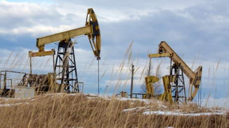 Резервоари са повредени при украинска атака срещу руска петролна база