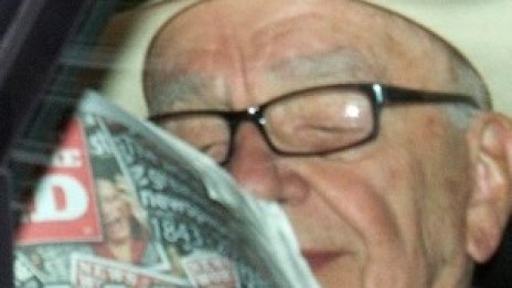 Акциите на Мърдок падат - преносно и буквално