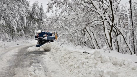 След снеговалежите обстановката в Южна България остава тежка