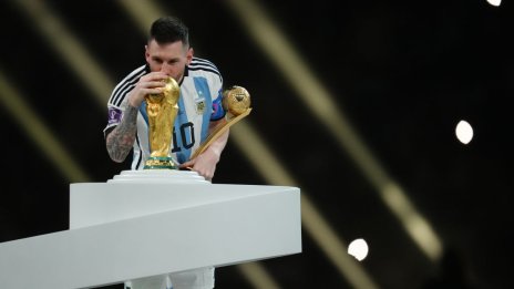 Шест тениски на Меси от Световното първенство 2022 ще бъдат предложени на търг