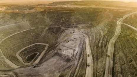 Икономическото забавяне на Китай хвърля сянка върху печалбата на Rio Tinto