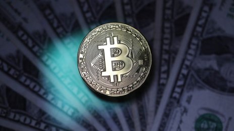 Цената на биткойна покори нов връх от над 66 хил. долара