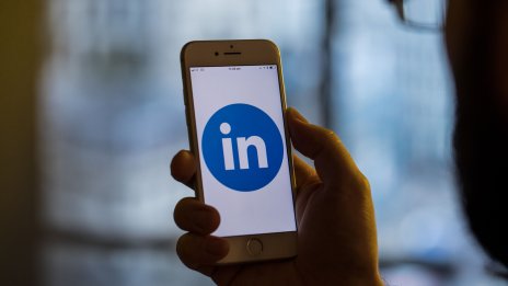 LinkedIn също има проблеми с фалшивите акаунти