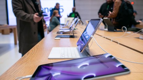 Акциите на Apple губят привлекателност с натрупването на предизвикателства