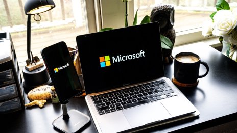 Печалбата и приходите на Microsoft надхвърлиха прогнозите, но акциите поевтиняха