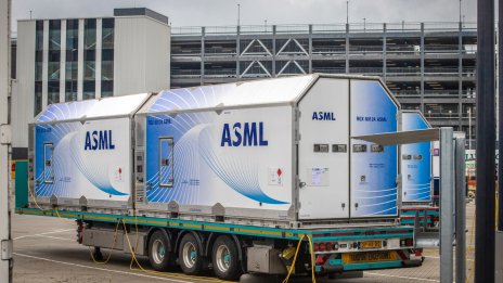 ASML отчете рекордни тримесечни поръчки, но остава предпазлива за 2024 г.