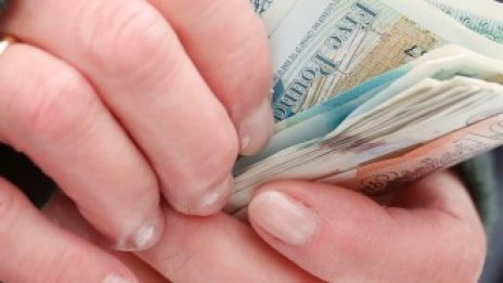 Спад в цените на горивата оставя инфлацията във Великобритания под желаното ниво