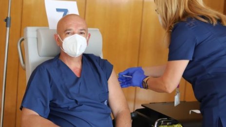 Препоръчаха трета доза ваксина на Pfizer срещу COVID при рискови групи и у нас