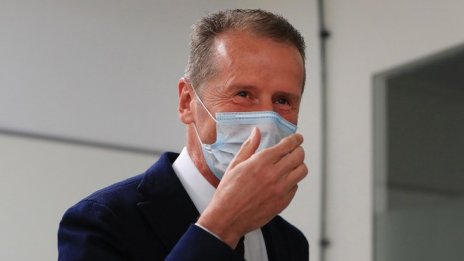 Шефът на VW се обръща за подкрепа към акционерите за удължаване на договора си