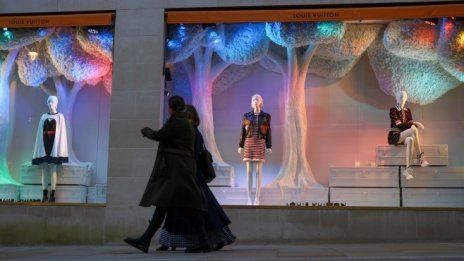 Търговците на луксозни стоки по света в опит да спасят празничния сезон