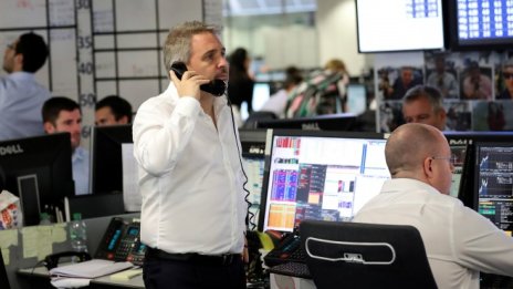 Слабите икономически данни задържаха повечето европейски индекси на червена територия