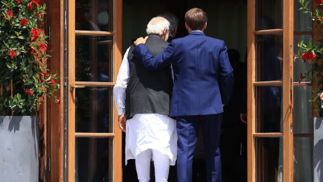 С военни сделки Франция постила червения килим за индийския премиер