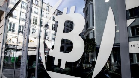 Биткойнът се задържа на цена от 57 хил. долара в очакване на нов рекорд