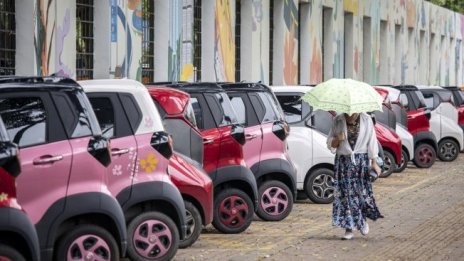 Пазарът на нови коли в Китай отчита спад заради чиповете и недостига на енергия