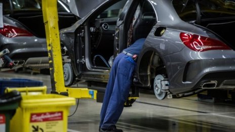 Daimler ограничава производството в Германия и спира работа в Унгария
