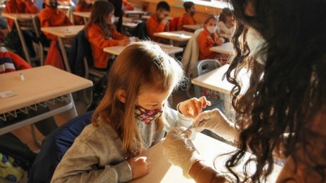 Здравният министър не изключва отмяна на COVID тестването за малките ученици